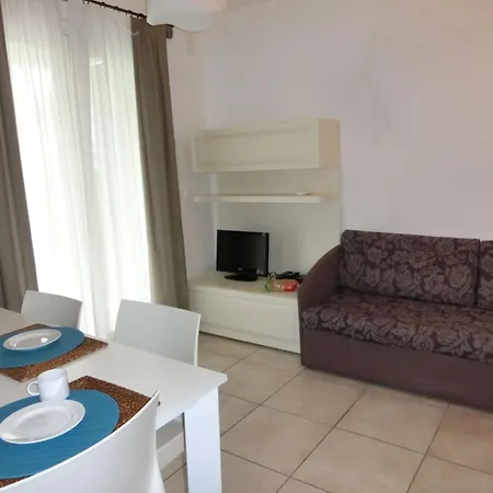 Lovely Flat In A Modern With Pool דירה ביביונה