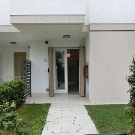 Lovely Flat In A Modern With Pool דירה ביביונה