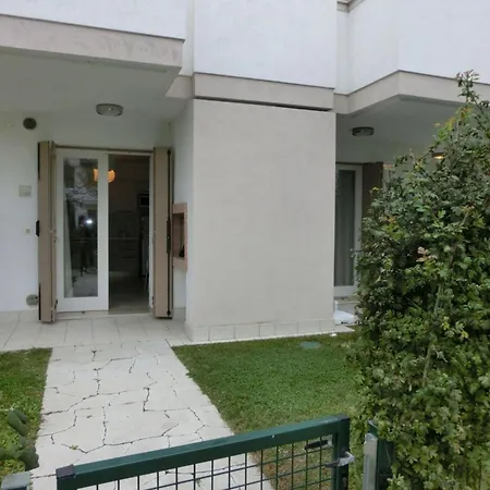 Lovely Flat In A Modern With Pool דירה